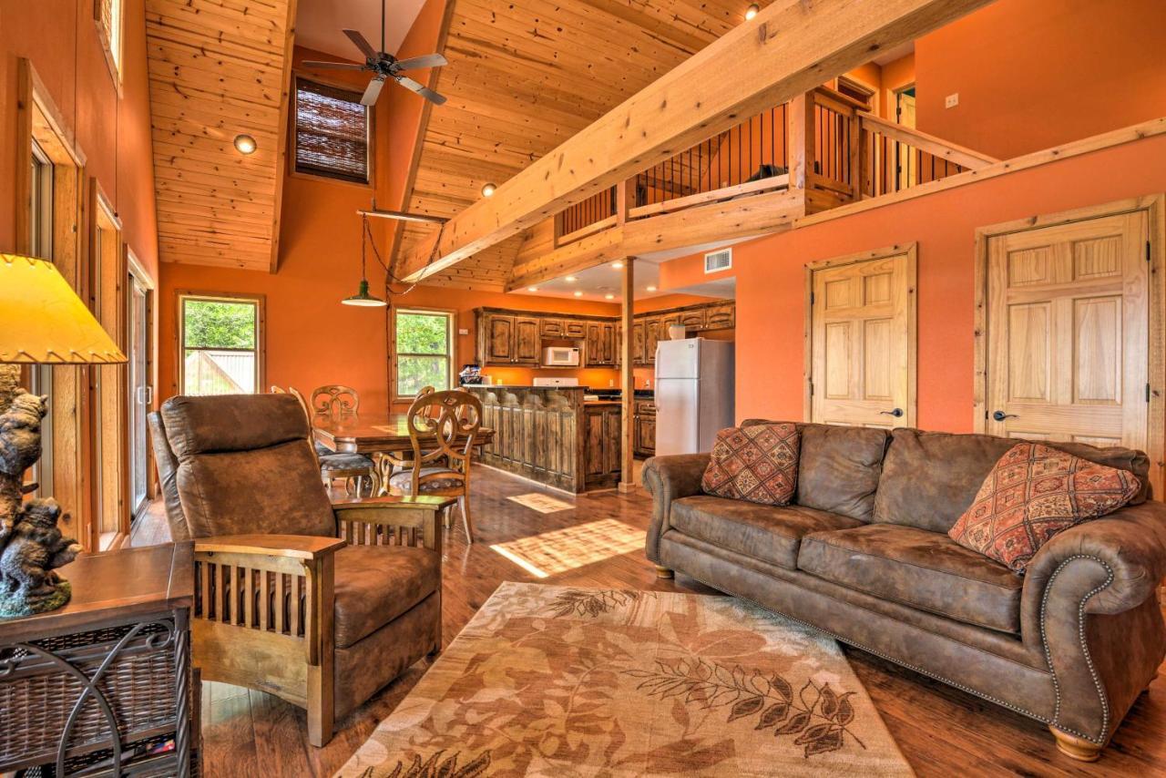 Spacious Log Cabin With Fire Pit And Game Room! Eureka Springs Dış mekan fotoğraf