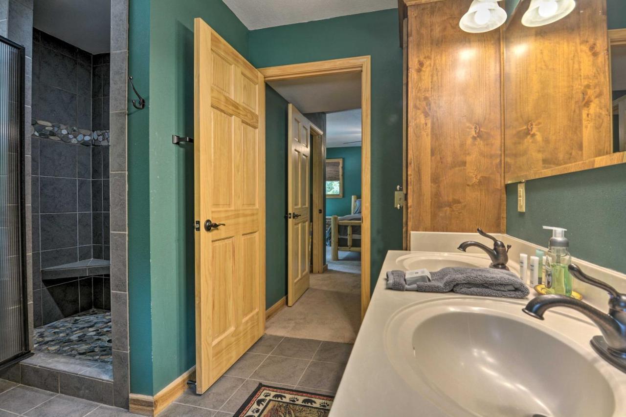 Spacious Log Cabin With Fire Pit And Game Room! Eureka Springs Dış mekan fotoğraf